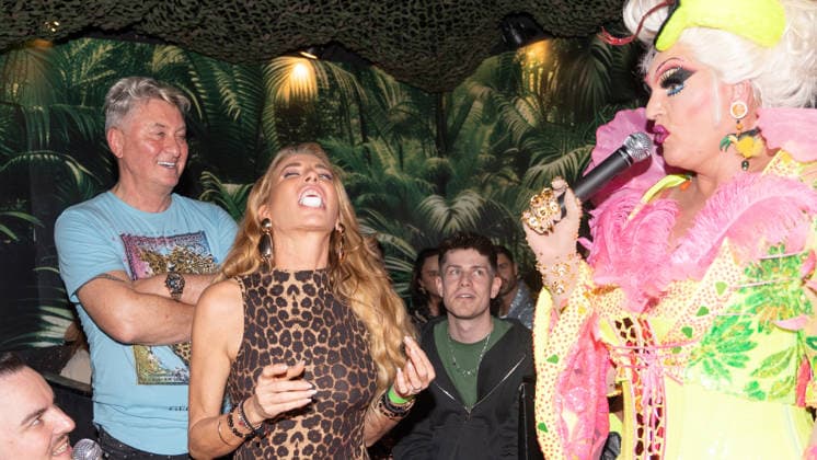Dschungel-Prüfung mit Giulia Siegel, die ein Auge auf der Bühne verspeisen muss - Barbetreiberin Olivia Jones mit Reality-Darstellerin Giulia Siegel und Reality-Darsteller Hubert Fella;Opening Party Olivias Dschungel Bar - Olivia Jones Bar auf der Großen Freiheit St. Pauli, Hamburg, Hamburg Hamburg Deutschland Große Freiheit