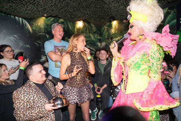 Dschungel-Prüfung mit Giulia Siegel, die ein Auge auf der Bühne verspeisen muss - Barbetreiberin Olivia Jones mit Reality-Darstellerin Giulia Siegel und Reality-Darsteller Hubert Fella;Opening Party Olivias Dschungel Bar - Olivia Jones Bar auf der Großen Freiheit St. Pauli, Hamburg, Hamburg Hamburg Deutschland Große Freiheit