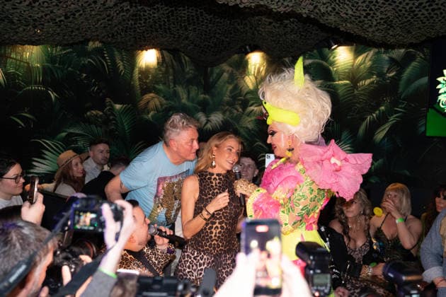 Dschungel-Prüfung mit Giulia Siegel, die ein Auge auf der Bühne verspeisen muss - Barbetreiberin Olivia Jones mit Reality-Darstellerin Giulia Siegel und Reality-Darsteller Hubert Fella;Opening Party Olivias Dschungel Bar - Olivia Jones Bar auf der Großen Freiheit St. Pauli, Hamburg, Hamburg Hamburg Deutschland Große Freiheit