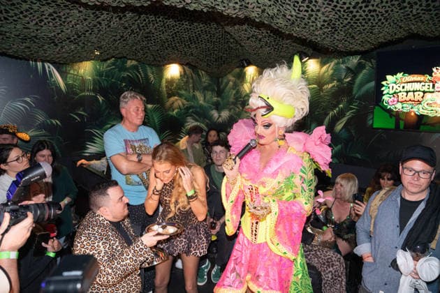 Dschungel-Prüfung mit Giulia Siegel, die ein Auge auf der Bühne verspeisen muss - Barbetreiberin Olivia Jones mit Reality-Darstellerin Giulia Siegel und Reality-Darsteller Hubert Fella;Opening Party Olivias Dschungel Bar - Olivia Jones Bar auf der Großen Freiheit St. Pauli, Hamburg, Hamburg Hamburg Deutschland Große Freiheit