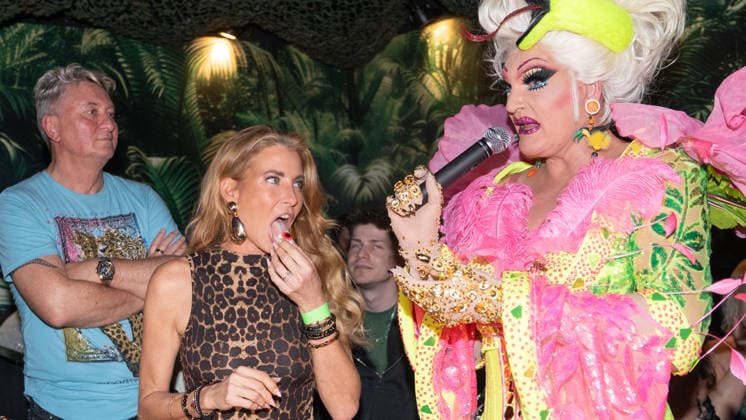 Dschungel-Prüfung mit Giulia Siegel, die ein Auge auf der Bühne verspeisen muss - Barbetreiberin Olivia Jones mit Reality-Darstellerin Giulia Siegel und Reality-Darsteller Hubert Fella;Opening Party Olivias Dschungel Bar - Olivia Jones Bar auf der Großen Freiheit St. Pauli, Hamburg, Hamburg Hamburg Deutschland Große Freiheit