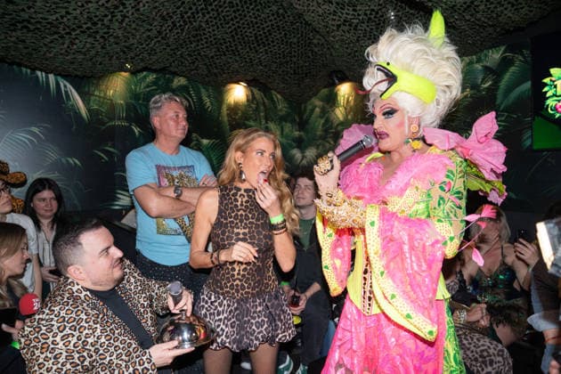 Dschungel-Prüfung mit Giulia Siegel, die ein Auge auf der Bühne verspeisen muss - Barbetreiberin Olivia Jones mit Reality-Darstellerin Giulia Siegel und Reality-Darsteller Hubert Fella;Opening Party Olivias Dschungel Bar - Olivia Jones Bar auf der Großen Freiheit St. Pauli, Hamburg, Hamburg Hamburg Deutschland Große Freiheit