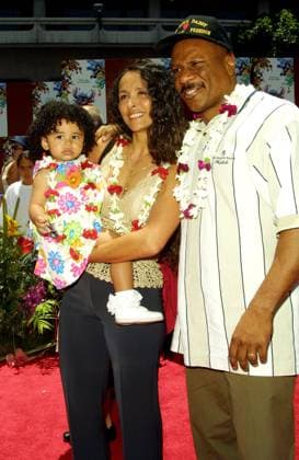 LILO AND STITCH June 16, 2002 - Hollywood, CALIFORNIA, USA - VING RHAMES, WIFE AND DAUGHTER..WORLD PREMIERE OF LILO & STITCH .EL CAPITAN THEATRE, HOLLYWOOD, CA.JUNE 16, 2002. NINA PROMMER 2002 K25302NP Copyright: xNinaxPrommerx