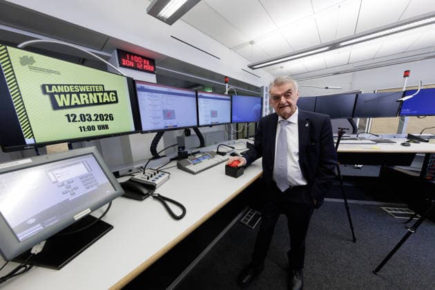 12.03.2026. Düsseldorf. NRW-Innenminister Herbert Reul löst im Rahmen des landesweiten Warntages persönlich den Alarm im Lagezentrum des Innenministeriums aus. Mit dem Betätigen des Alarmknopfes werden die an das Modulare Warnsystem (MoWaS) angebundenen Warnmittel aktiviert und die Warnmeldungen über Cell Broadcast, die Warn-App NINA, digitale Stadtwerbetafeln, Hörfunk und Fernsehen sowie weiteren Medien verbreitet. Düsseldorf Ministerium des Innern, Friedrichstraße 62-80 Nordrhein-Westfalen Deutschland *** 12 03 2026 Düsseldorf NRW Interior Minister Herbert Reul personally triggers the alarm in the Ministry of the Interiors situation center as part of the nationwide warning day Pressing the alarm button activates the warning device