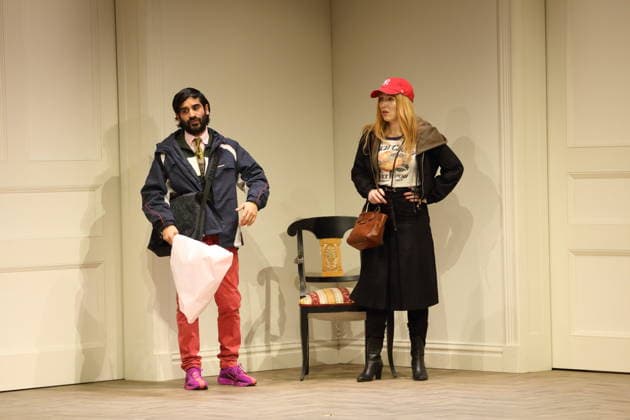 Tanju Bilir (als Jonas) und Christin Nichols (als Helena) während der Fotoprobe für Sophia oder Das Ende der Humanisten im Renaissance-Theater in Berlin, 11. März 2026. Von Moritz Rinke. Regie Guntbert Warns. Bühne Momme Röhrbein. Kostüme Ariane Warns. Premiere ist am 15. März 2026. Renaissance Theater Berlin Sophia oder Das Ende der Humanisten