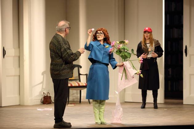 Joachim Krol (als Wolfgang), Katharine Mehrling (als Sophia) und Christin Nichols (als Helena), v.l., während der Fotoprobe für Sophia oder Das Ende der Humanisten im Renaissance-Theater in Berlin, 11. März 2026. Von Moritz Rinke. Regie Guntbert Warns. Bühne Momme Röhrbein. Kostüme Ariane Warns. Premiere ist am 15. März 2026. Renaissance Theater Berlin Sophia oder Das Ende der Humanisten