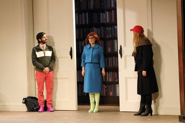 Tanju Bilir (als Jonas), Katharine Mehrling (als Sophia) und Christin Nichols (als Helena), v.l., während der Fotoprobe für Sophia oder Das Ende der Humanisten im Renaissance-Theater in Berlin, 11. März 2026. Von Moritz Rinke. Regie Guntbert Warns. Bühne Momme Röhrbein. Kostüme Ariane Warns. Premiere ist am 15. März 2026. Renaissance Theater Berlin Sophia oder Das Ende der Humanisten