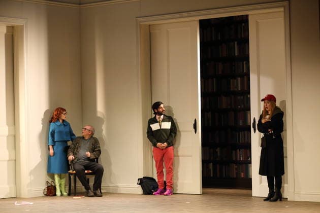 Katharine Mehrling (als Sophia), Joachim Krol (als Wolfgang), Tanju Bilir (als Jonas) und Christin Nichols (als Helena), v.l., während der Fotoprobe für Sophia oder Das Ende der Humanisten im Renaissance-Theater in Berlin, 11. März 2026. Von Moritz Rinke. Regie Guntbert Warns. Bühne Momme Röhrbein. Kostüme Ariane Warns. Premiere ist am 15. März 2026. Renaissance Theater Berlin Sophia oder Das Ende der Humanisten