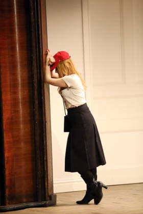 Christin Nichols (als Helena) während der Fotoprobe für Sophia oder Das Ende der Humanisten im Renaissance-Theater in Berlin, 11. März 2026. Von Moritz Rinke. Regie Guntbert Warns. Bühne Momme Röhrbein. Kostüme Ariane Warns. Premiere ist am 15. März 2026. Renaissance Theater Berlin Sophia oder Das Ende der Humanisten
