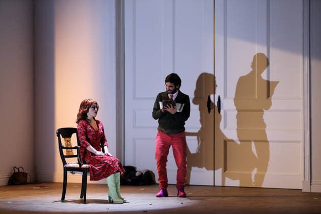 Katharine Mehrling (als Sophia) und Tanju Bilir (als Jonas) während der Fotoprobe für Sophia oder Das Ende der Humanisten im Renaissance-Theater in Berlin, 11. März 2026. Von Moritz Rinke. Regie Guntbert Warns. Bühne Momme Röhrbein. Kostüme Ariane Warns. Premiere ist am 15. März 2026. Renaissance Theater Berlin Sophia oder Das Ende der Humanisten