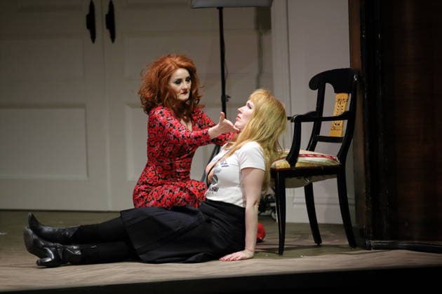 Katharine Mehrling (als Sophia) und Christin Nichols (als Helena), v.l., während der Fotoprobe für Sophia oder Das Ende der Humanisten im Renaissance-Theater in Berlin, 11. März 2026. Von Moritz Rinke. Regie Guntbert Warns. Bühne Momme Röhrbein. Kostüme Ariane Warns. Premiere ist am 15. März 2026. Renaissance Theater Berlin Sophia oder Das Ende der Humanisten