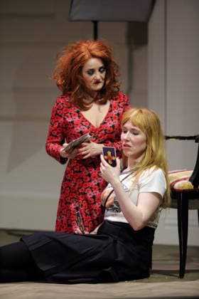 Katharine Mehrling (als Sophia) und Christin Nichols (als Helena), v.l., während der Fotoprobe für Sophia oder Das Ende der Humanisten im Renaissance-Theater in Berlin, 11. März 2026. Von Moritz Rinke. Regie Guntbert Warns. Bühne Momme Röhrbein. Kostüme Ariane Warns. Premiere ist am 15. März 2026. Renaissance Theater Berlin Sophia oder Das Ende der Humanisten