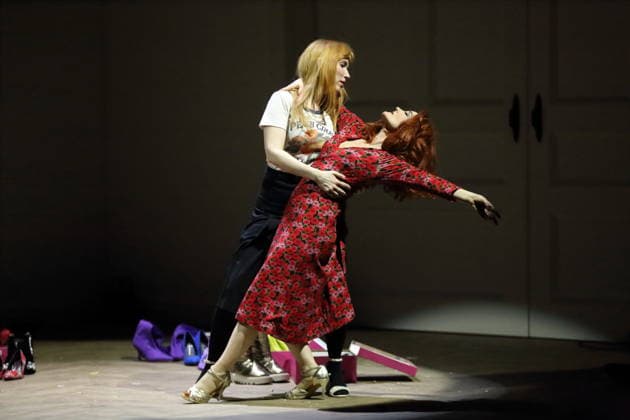 Christin Nichols (als Helena) und Katharine Mehrling (als Sophia), v.l., während der Fotoprobe für Sophia oder Das Ende der Humanisten im Renaissance-Theater in Berlin, 11. März 2026. Von Moritz Rinke. Regie Guntbert Warns. Bühne Momme Röhrbein. Kostüme Ariane Warns. Premiere ist am 15. März 2026. Renaissance Theater Berlin Sophia oder Das Ende der Humanisten