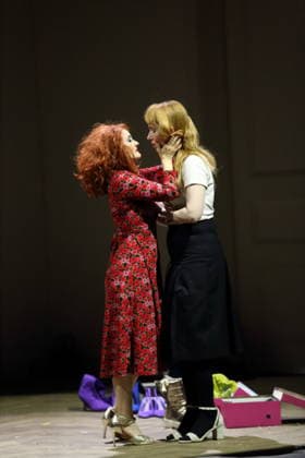 Katharine Mehrling (als Sophia) und Christin Nichols (als Helena), v.l., während der Fotoprobe für Sophia oder Das Ende der Humanisten im Renaissance-Theater in Berlin, 11. März 2026. Von Moritz Rinke. Regie Guntbert Warns. Bühne Momme Röhrbein. Kostüme Ariane Warns. Premiere ist am 15. März 2026. Renaissance Theater Berlin Sophia oder Das Ende der Humanisten