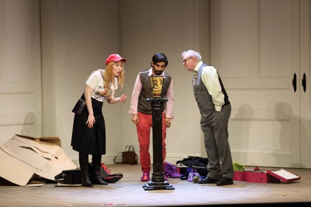 Christin Nichols (als Helena), Tanju Bilir (als Jonas) und Joachim Krol (als Wolfgang), v.l., während der Fotoprobe für Sophia oder Das Ende der Humanisten im Renaissance-Theater in Berlin, 11. März 2026. Von Moritz Rinke. Regie Guntbert Warns. Bühne Momme Röhrbein. Kostüme Ariane Warns. Premiere ist am 15. März 2026. Renaissance Theater Berlin Sophia oder Das Ende der Humanisten