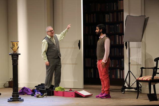 Joachim Krol (als Wolfgang) und Tanju Bilir (als Jonas), v.l., während der Fotoprobe für Sophia oder Das Ende der Humanisten im Renaissance-Theater in Berlin, 11. März 2026. Von Moritz Rinke. Regie Guntbert Warns. Bühne Momme Röhrbein. Kostüme Ariane Warns. Premiere ist am 15. März 2026. Renaissance Theater Berlin Sophia oder Das Ende der Humanisten
