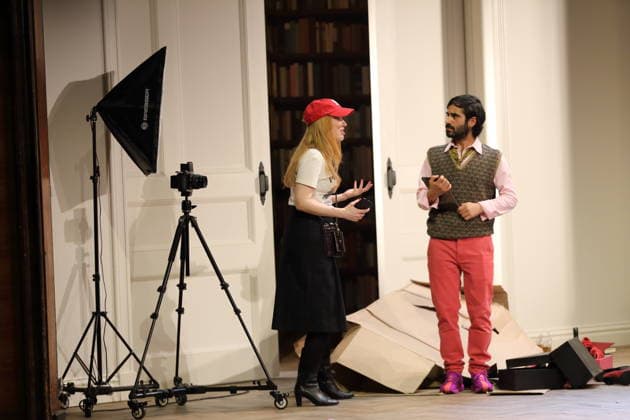 Christin Nichols (als Helena) und Tanju Bilir (als Jonas) während der Fotoprobe für Sophia oder Das Ende der Humanisten im Renaissance-Theater in Berlin, 11. März 2026. Von Moritz Rinke. Regie Guntbert Warns. Bühne Momme Röhrbein. Kostüme Ariane Warns. Premiere ist am 15. März 2026. Renaissance Theater Berlin Sophia oder Das Ende der Humanisten