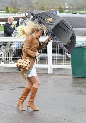 Bad weather at Cheltenham Racing Festival - Day Three Cheltenham, Gloucestershire Race goers battle against Bad weather at Cheltenham Racing Festival - Day Three Cheltenham, Gloucestershire, Credit:Jules Annan Avalon England  Copyright: xJulesxAnnanx xAvalonx 1082285066