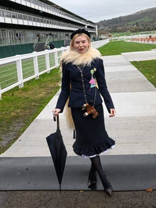 Bad weather at Cheltenham Racing Festival - Day Three Cheltenham, Gloucestershire Georgia Toffolo s scarf blows across her face due to Bad weather at Cheltenham Racing Festival - Day Three Cheltenham, Gloucestershire, Credit:Jules Annan Avalon England  Copyright: xJulesxAnnanx xAvalonx 1082285266