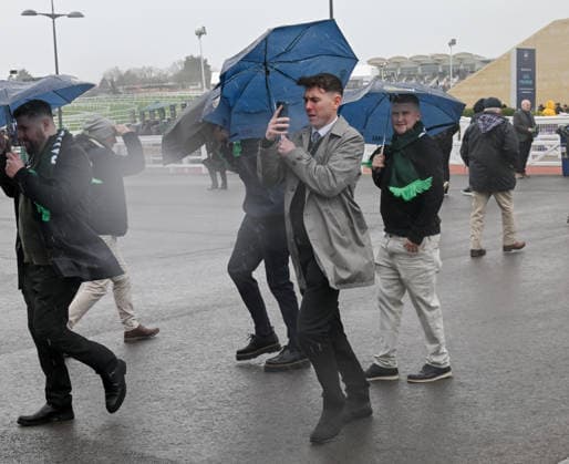 Bad weather at Cheltenham Racing Festival - Day Three Cheltenham, Gloucestershire Race goers battle against Bad weather at Cheltenham Racing Festival - Day Three Cheltenham, Gloucestershire, Credit:Jules Annan Avalon England  Copyright: xJulesxAnnanx xAvalonx 1082285473