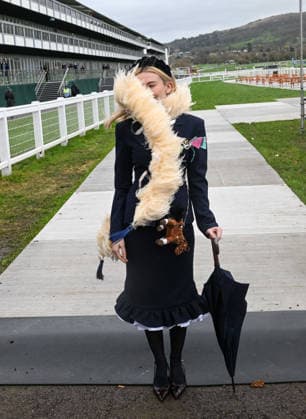 Bad weather at Cheltenham Racing Festival - Day Three Cheltenham, Gloucestershire Georgia Toffolo s scarf blows across her face due to Bad weather at Cheltenham Racing Festival - Day Three Cheltenham, Gloucestershire, Credit:Jules Annan Avalon England  Copyright: xJulesxAnnanx xAvalonx 1082285844