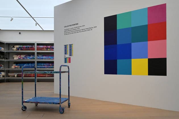 Ausstellung Oscar Murillo. Kollektive Osmose Der Künstler Oscar Murillo stellt am 12.03.2026 im Potsdamer Museum DAS MINSK mit der Ausstellung OSCAR MURILLO. KOLLEKTIVE OSMOSE seine Werke neben bekannten Werken des impressionistischen Claude Monet aus. Der in Kolumbien geborene und in London lebende Künstler Oscar Murillo (*1986, La Paila) bespielt die Innen- und Außenräume des MINSK und macht sie zum Schauplatz eines lebendigen Experiments über Austausch und Gemeinschaft. Die Ausstellung zeigt neue Gemälde des Künstlers aus den Serien Surge, Scarred Spirits und Disrupted Frequencies. Potsdam Brandenburg Deutschland
