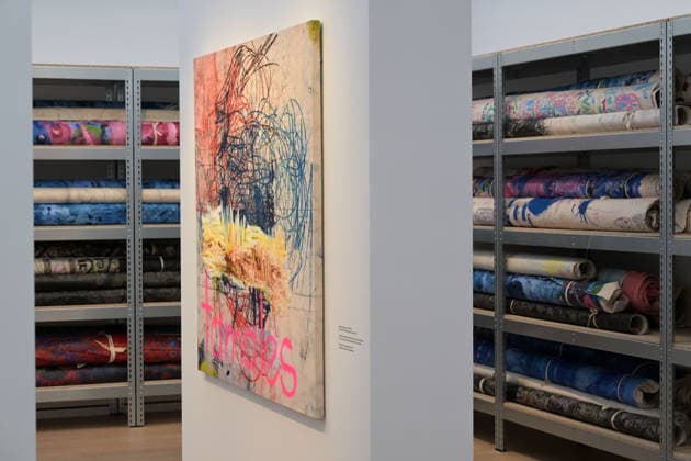Ausstellung Oscar Murillo. Kollektive Osmose Der Künstler Oscar Murillo stellt am 12.03.2026 im Potsdamer Museum DAS MINSK mit der Ausstellung OSCAR MURILLO. KOLLEKTIVE OSMOSE seine Werke neben bekannten Werken des impressionistischen Claude Monet aus. Der in Kolumbien geborene und in London lebende Künstler Oscar Murillo (*1986, La Paila) bespielt die Innen- und Außenräume des MINSK und macht sie zum Schauplatz eines lebendigen Experiments über Austausch und Gemeinschaft. Die Ausstellung zeigt neue Gemälde des Künstlers aus den Serien Surge, Scarred Spirits und Disrupted Frequencies. Potsdam Brandenburg Deutschland