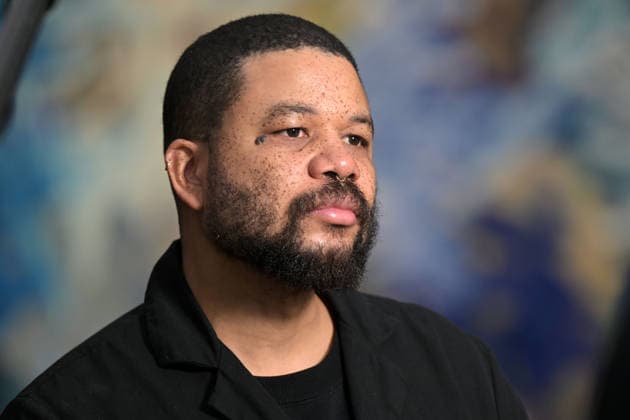Ausstellung Oscar Murillo. Kollektive Osmose Der Künstler Oscar Murillo stellt am 12.03.2026 im Potsdamer Museum DAS MINSK mit der Ausstellung OSCAR MURILLO. KOLLEKTIVE OSMOSE seine Werke neben bekannten Werken des impressionistischen Claude Monet aus. Der in Kolumbien geborene und in London lebende Künstler Oscar Murillo (*1986, La Paila) bespielt die Innen- und Außenräume des MINSK und macht sie zum Schauplatz eines lebendigen Experiments über Austausch und Gemeinschaft. Die Ausstellung zeigt neue Gemälde des Künstlers aus den Serien Surge, Scarred Spirits und Disrupted Frequencies. Potsdam Brandenburg Deutschland