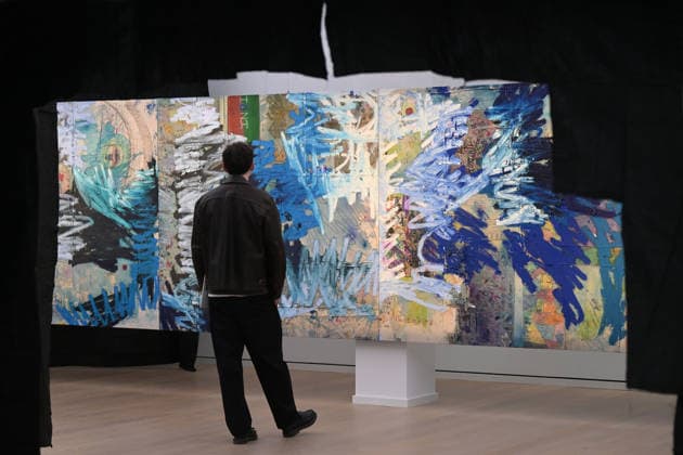 Ausstellung Oscar Murillo. Kollektive Osmose Der Künstler Oscar Murillo stellt am 12.03.2026 im Potsdamer Museum DAS MINSK mit der Ausstellung OSCAR MURILLO. KOLLEKTIVE OSMOSE seine Werke neben bekannten Werken des impressionistischen Claude Monet aus. Der in Kolumbien geborene und in London lebende Künstler Oscar Murillo (*1986, La Paila) bespielt die Innen- und Außenräume des MINSK und macht sie zum Schauplatz eines lebendigen Experiments über Austausch und Gemeinschaft. Die Ausstellung zeigt neue Gemälde des Künstlers aus den Serien Surge, Scarred Spirits und Disrupted Frequencies. Potsdam Brandenburg Deutschland