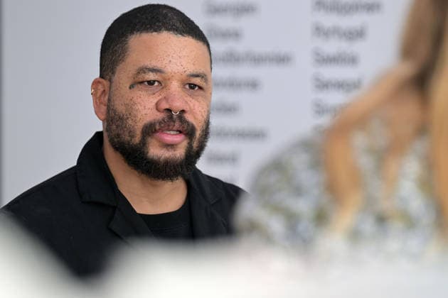 Oscar Murillo im Portrait Der KÂ¸nstler Oscar Murillo stellt am 12.03.2026 im Potsdamer Museum DAS MINSK mit der Ausstellung OSCAR MURILLO. KOLLEKTIVE OSMOSE seine Werke neben bekannten Werken des impressionistischen Claude Monet aus. Der in Kolumbien geborene und in London lebende KÂ¸nstler Oscar Murillo (*1986, La Paila) bespielt die Innen- und Auï¬‚enr°ume des MINSK und macht sie zum Schauplatz eines lebendigen Experiments Â¸ber Austausch und Gemeinschaft. Die Ausstellung zeigt neue Gem°lde des KÂ¸nstlers aus den Serien Surge, Scarred Spirits und Disrupted Frequencies. Potsdam Brandenburg Deutschland
