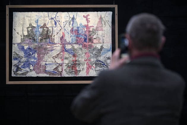 Ausstellung Oscar Murillo. Kollektive Osmose Der Künstler Oscar Murillo stellt am 12.03.2026 im Potsdamer Museum DAS MINSK mit der Ausstellung OSCAR MURILLO. KOLLEKTIVE OSMOSE seine Werke neben bekannten Werken des impressionistischen Claude Monet aus. Der in Kolumbien geborene und in London lebende Künstler Oscar Murillo (*1986, La Paila) bespielt die Innen- und Außenräume des MINSK und macht sie zum Schauplatz eines lebendigen Experiments über Austausch und Gemeinschaft. Die Ausstellung zeigt neue Gemälde des Künstlers aus den Serien Surge, Scarred Spirits und Disrupted Frequencies. Potsdam Brandenburg Deutschland