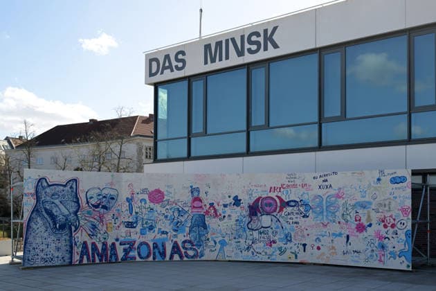 Ausstellung Oscar Murillo. Kollektive Osmose Der Künstler Oscar Murillo stellt am 12.03.2026 im Potsdamer Museum DAS MINSK mit der Ausstellung OSCAR MURILLO. KOLLEKTIVE OSMOSE seine Werke neben bekannten Werken des impressionistischen Claude Monet aus. Der in Kolumbien geborene und in London lebende Künstler Oscar Murillo (*1986, La Paila) bespielt die Innen- und Außenräume des MINSK und macht sie zum Schauplatz eines lebendigen Experiments über Austausch und Gemeinschaft. Die Ausstellung zeigt neue Gemälde des Künstlers aus den Serien Surge, Scarred Spirits und Disrupted Frequencies. Potsdam Brandenburg Deutschland