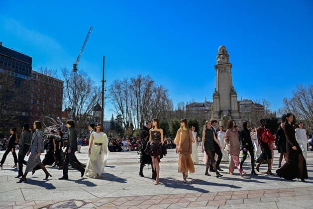 March 12, 2026, Madrid, Madrid, SPAIN: Models walk the runway on the urban catwalk set up in Plaza de EspaoÂ±a during the opening event of OMODA Madrid es Moda, marking the start of Madrid Fashion Week. The show brings together 25 Spanish independent fashion designers in one of the capital s most iconic locations. Madrid SPAIN - ZUMAz108 20260312_znp_z108_004 Copyright: xRichardxZubelzux