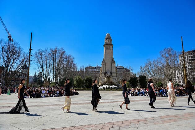 March 12, 2026, Madrid, Madrid, SPAIN: Models walk the runway on the urban catwalk set up in Plaza de EspaoÂ±a during the opening event of OMODA Madrid es Moda, marking the start of Madrid Fashion Week. The show brings together 25 Spanish independent fashion designers in one of the capital s most iconic locations. Madrid SPAIN  - ZUMAz108 20260312_znp_z108_021 Copyright: xRichardxZubelzux