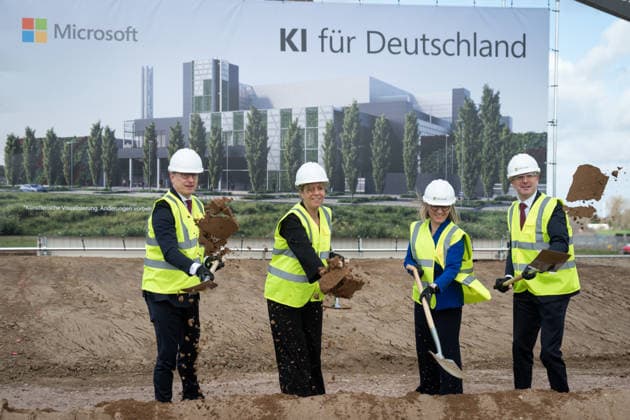 Spatenstich der Microsoft Hyperscaler Rechenzentren im Rheinischen Revier Karsten Wildberger, Bundesminister fuer Digitales und Staatsmodernisierung der Bundesrepublik Deutschland, Mona Neubaur, stellvertretende Ministerpraesidentin und Ministerin fuer Wirtschaft, Industrie, Klimaschutz und Energie und Agnes Heftberger, Vorsitzende der Geschaeftsfuehrung Microsoft Deutschland und Oesterreich, Eoin Doherty, VP und EMEA Regional Leader Cloud Operations and Innovation bei Microsoft, beim Spatenstich der Microsoft Rechenzentren in Bergheim. Microsoft baut seine Cloud-Rechenkapazitaeten in Deutschland aus. Mit dem Bau der Microsoft Hyperscaler Rechenzentren in Bergheim, Bedburg und Elsdorf entsteht modernste digitale Infrastruktur., Bergheim, 1