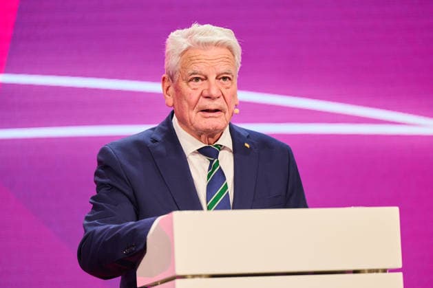 Der fruehere Bundespraesident Joachim Gauck hat die Medien aufgefordert, ihren Teil zur Verteidigung der Demokratie beizutragen (Foto vom 12.03.2026). In Zeiten, in denen die Fundamente der Demokratie angegriffen werden, sehe ich so etwas wie eine Beistandspflicht der Medien bei der Verteidigung , sagte er am Donnerstag, 12.03.2026, in Hannover beim Kongress The Future of German Media ( Die Zukunft der deutschen Medien ) der Madsack-Mediengruppe. (Siehe epd-Meldung vom 12.03.2026) EDITORIAL USE ONLY *** Former German President Joachim Gauck has called on the media to do their part in defending democracy Photo from 12 03 2026 In times when the foundations of democracy are under attack, I see something like a duty of the media to assist in Copyright: epd-bild ChristianxPlatz epd-Medienkongress1-kopieren