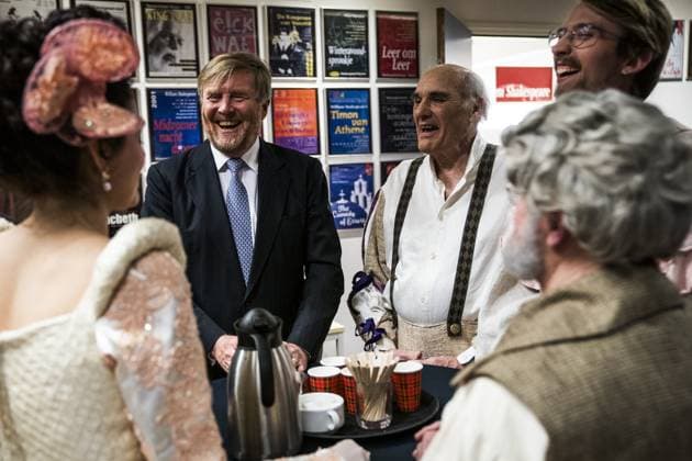 DIEVER - King Willem-Alexander talks with actors during his visit to the Shakespeare Theatre s anniversary performance of The Strong Will. The theatre is celebrating its 80th anniversary. SIESE VEENSTRA ANP netherlands out - belgium out  Copyright: xx x553145401x originalFilename: 553145401.jpg