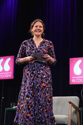 Autorin Charleen Florijn liest und spricht auf der Lit.Cologne, dem internationalen Literaturfestival