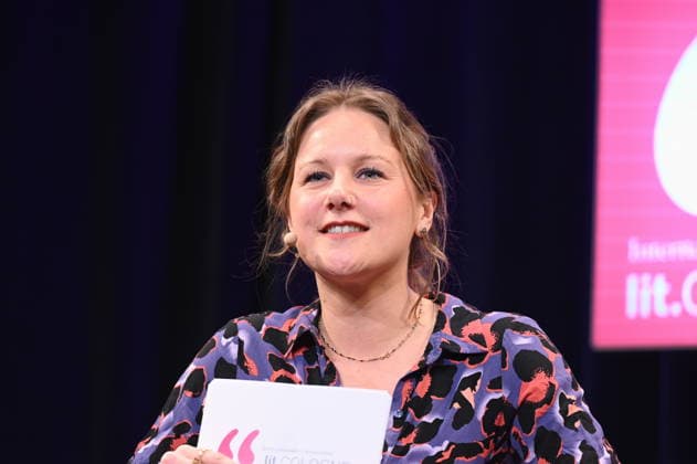 Autorin Charleen Florijn liest und spricht auf der Lit.Cologne, dem internationalen Literaturfestival