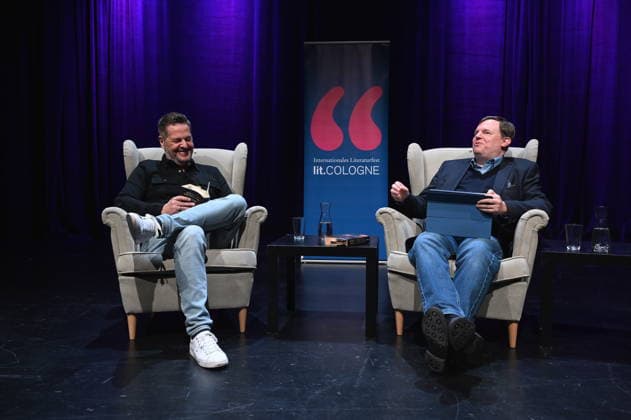 Autor Linus Geschke und Journalist Mike Altwicker, l-r, liest und spricht auf der Lit.Cologne, dem internationalen Literaturfestival