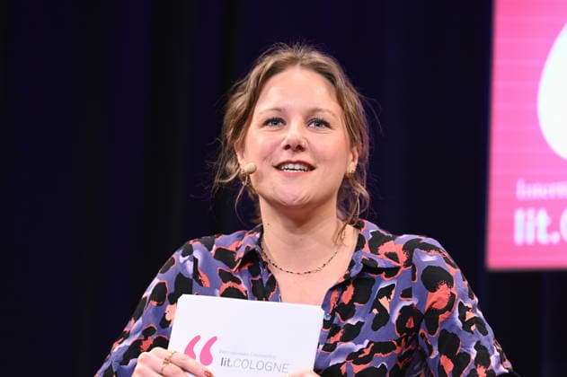 Autorin Charleen Florijn liest und spricht auf der Lit.Cologne, dem internationalen Literaturfestival