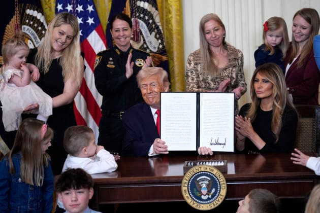 Donald Trump on Women s History Month - Washington US President Donald Trump with First lady Melania Trump signs a Proclamation during a Women s History Month Event in the East Room of the White House in Washington on March 12, 2026. Photo by Yuri Gripas ABACAPRESS.COM Washington DC United States  Copyright: xGripasxYuri ABACAx