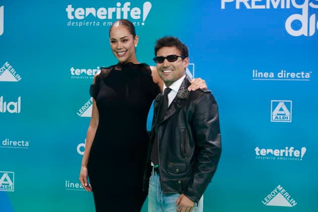 Photocall of the 30th edition of the Dial Awards in Tenerife Singer Ezio Oliva and his wife, Karen Schwarz, pose during the photocall of the 30th edition of the Dial Awards, at the Recinto Ferial de Santa Cruz de Tenerife, on March 12, 2026, in Santa Cruz de Tenerife, Tenerife, Canary Islands Spain The Dial Awards 2026 celebrate their 30th edition with a gala presented by Leire Martinez for the second consecutive year, which rewards artists such as Laura Pausini, Pablo Alborán, Sergio Dalma, Amaral, Luis Fonsi and Kany García, among others Ana Torroja, Luz Casal, Mónica Naranjo and Antonio Carmona receive the Dial Lifetime Achievement Award 12 MARCH 2026 PHOTOCALL DIAL AWARDS MUSIC MUSIC SINGERS 30TH ANNIVERSARY Europa Press Canarias 12 03 Copyright: xEuropaxPressxCanariasx 7361916