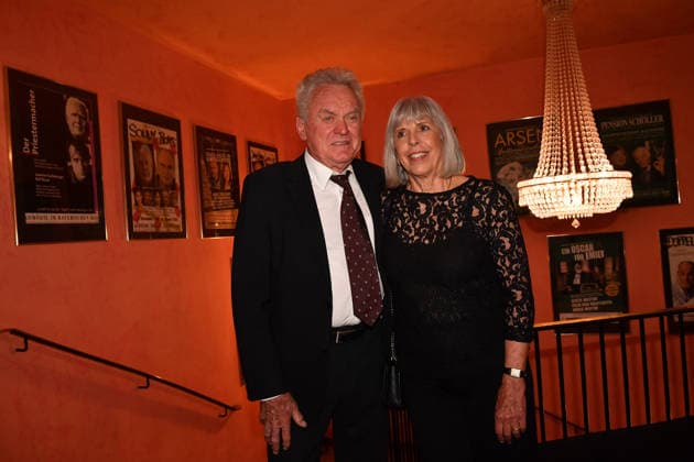 Sepp Maier mit Ehefrau Monika Roth Premiere Der Abschiedsbrief Komödie im Hotel Bayerischen Hof Theater München 12. März 2026