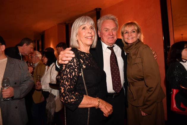 Sepp Maier mit Ehefrau Monika Roth und Christa Kinshofer Premiere Der Abschiedsbrief Komödie im Hotel Bayerischen Hof Theater München 12. März 2026