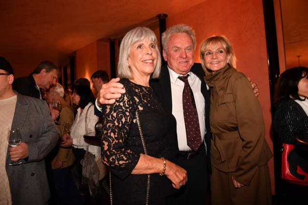 Sepp Maier mit Ehefrau Monika Roth und Christa Kinshofer Premiere Der Abschiedsbrief Komödie im Hotel Bayerischen Hof Theater München 12. März 2026