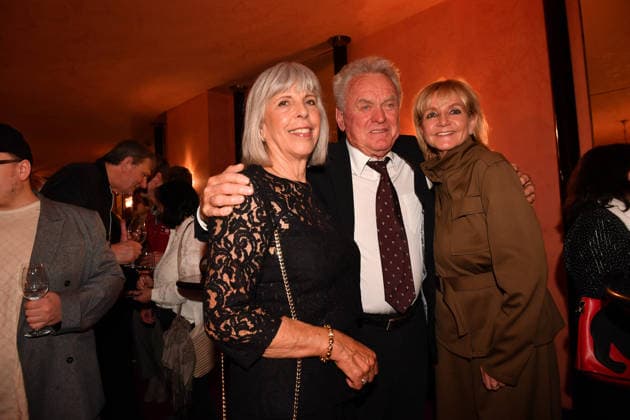Sepp Maier mit Ehefrau Monika Roth und Christa Kinshofer Premiere Der Abschiedsbrief Komödie im Hotel Bayerischen Hof Theater München 12. März 2026