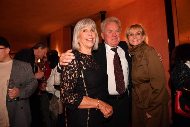 Sepp Maier mit Ehefrau Monika Roth und Christa Kinshofer Premiere Der Abschiedsbrief Komödie im Hotel Bayerischen Hof Theater München 12. März 2026