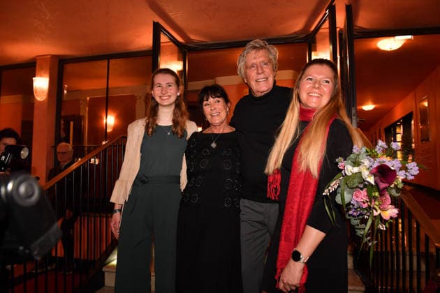 Sigmar Sollbach mit Ehefrau Claudia und Enkelin (l) und Nichte Anna Kretschmar Premiere Der Abschiedsbrief Komödie im Hotel Bayerischen Hof Theater München 12. März 2026