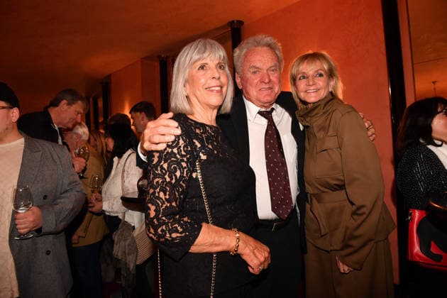 Sepp Maier mit Ehefrau Monika Roth und Christa Kinshofer Premiere Der Abschiedsbrief Komödie im Hotel Bayerischen Hof Theater München 12. März 2026